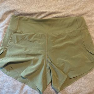 Athleta Run With It 4.5” short NWOT